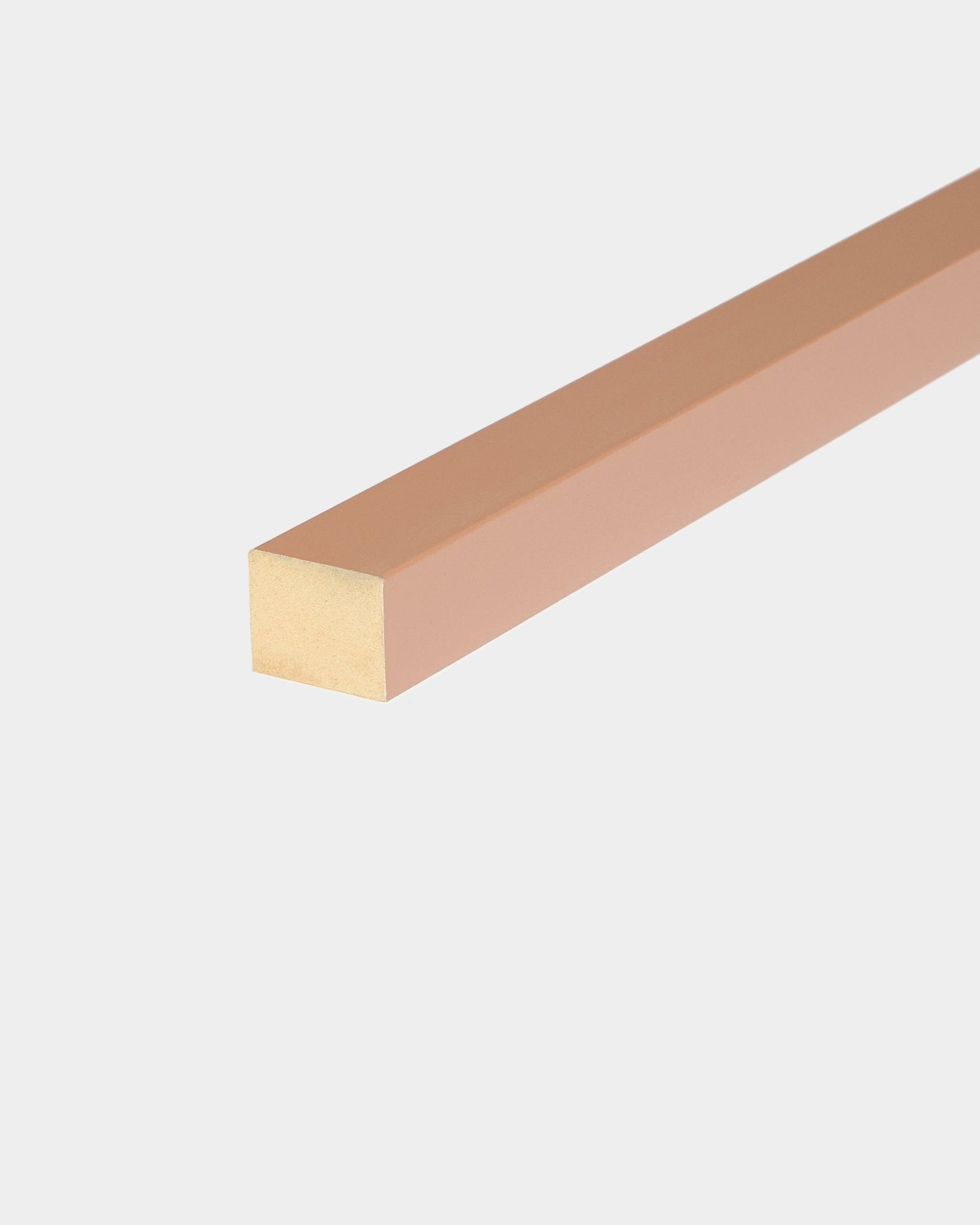 WoodUpp eindlamel in Clay-afwerking, 2,2 cm breed, voor gebruik met Akupanel akoestische panelen of voor het maken van MDF-frames; onderdeel van de Nordic akoestische houtcollectie.